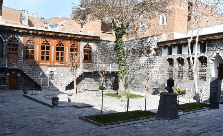 Cahit Sıtkı Tarancı Müzesi avlu Diyarbakır tarihi yerler