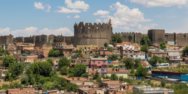 Diyarbakır Tarihi Yerler Rehberi: Surların Ardındaki En Önemli 8 Kültür Rotası (2026) Diyarbakır Tarihi Yerler Rehberi: Surların Ardındaki En Önemli 8 Kültür Rotası (2026)