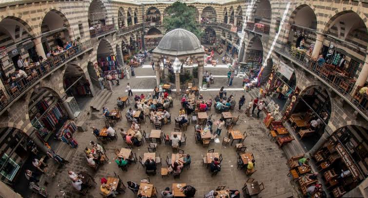 Hasan Paşa Hanı avlusu Diyarbakır tarihi yerler