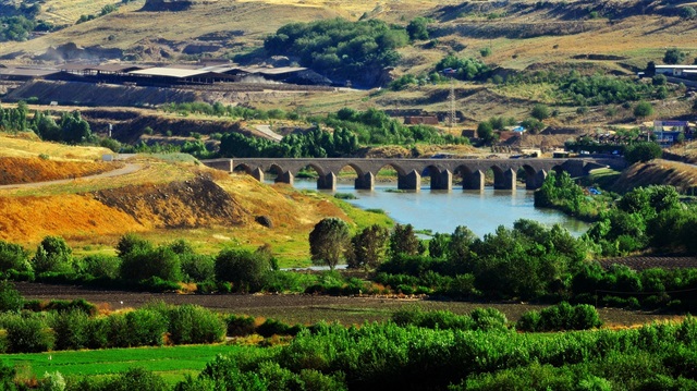 Hevsel Bahçeleri Dicle kıyısı Diyarbakır tarihi yerler