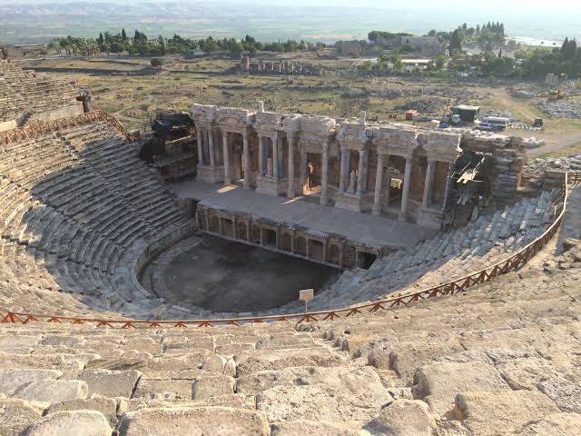 Hierapolis Antik Kenti tiyatro Denizli gezilecek yerler