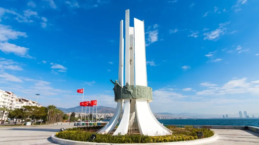 Karşıyaka Sahili ve Anıt Çevresi