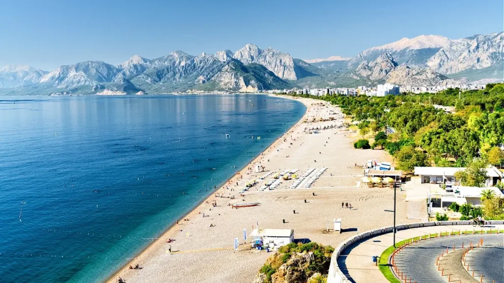 Konyaaltı Sahili ücretsiz plaj Akdeniz Antalya gezi