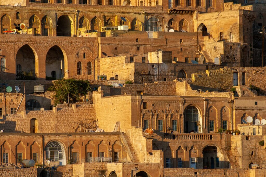 Midyat arka sokakları Mardin gizli kalmış mekanlar
