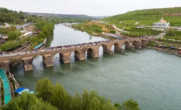 On Gözlü Köprü Dicle Nehri Diyarbakır tarihi yerler