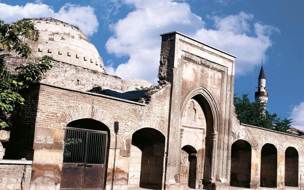 Sahip Ata Külliyesi taç kapı Konya gezilecek yerler tarihi