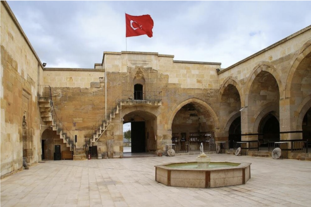 Saruhan Kervansarayı taç kapı Kapadokya tarihi yerler
