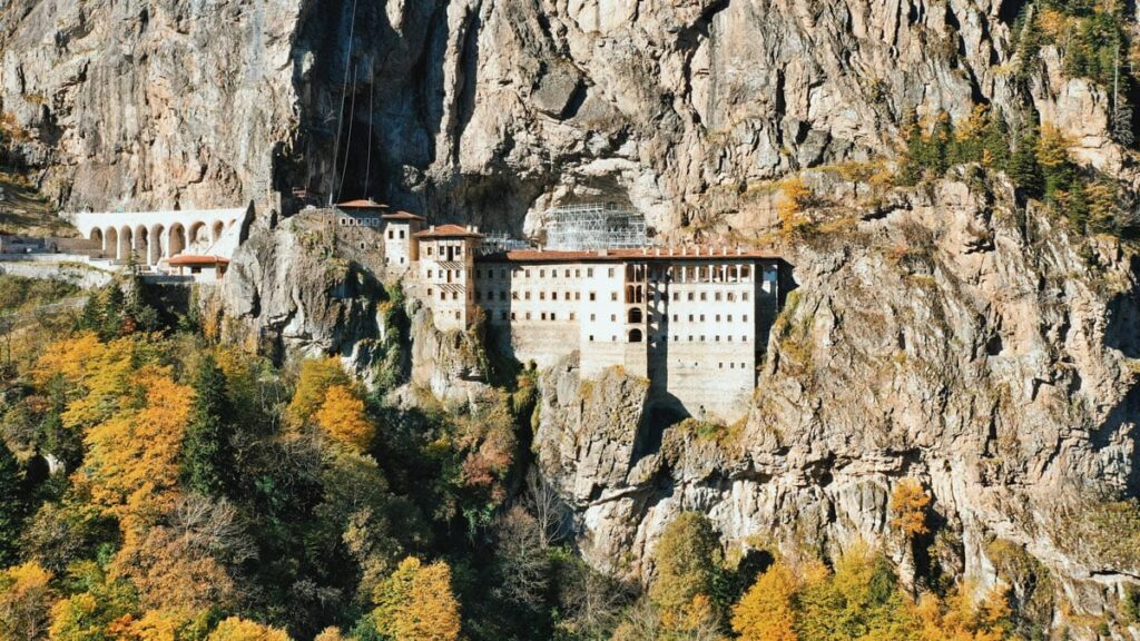 Sümela Manastırı dış manzarası Trabzon gezilecek yerler