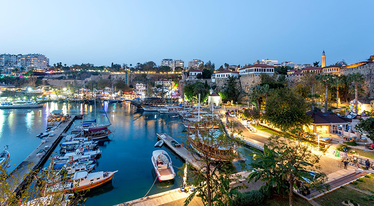 Antalya Tarihi Limanı balıkçı tekneleri Akdeniz manzarası