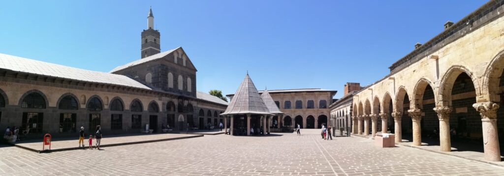 Ulu Cami avlusu Diyarbakır tarihi yerler taş işçiliği