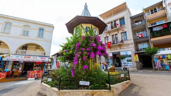 Büyükada Saat Kulesi İskele Meydanı gezilecek yerler