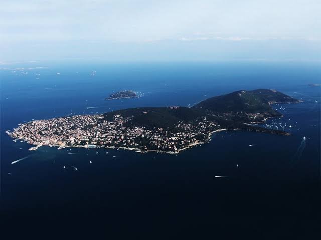 Büyükada Gezilecek Yerler: 2026’nın En İyi 8 Ücretsiz Gezi Rotası