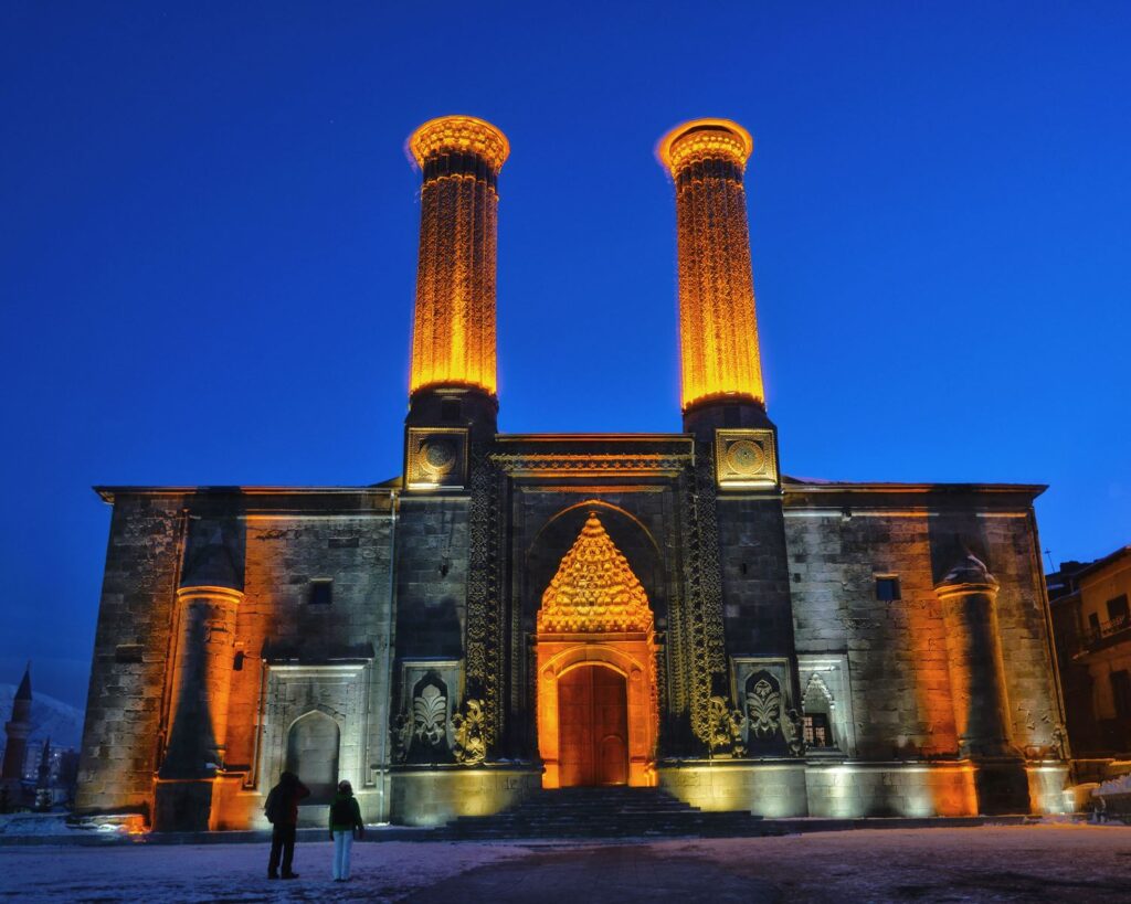 Erzurum gezilecek yerler Çifte Minareli Medrese taç kapı