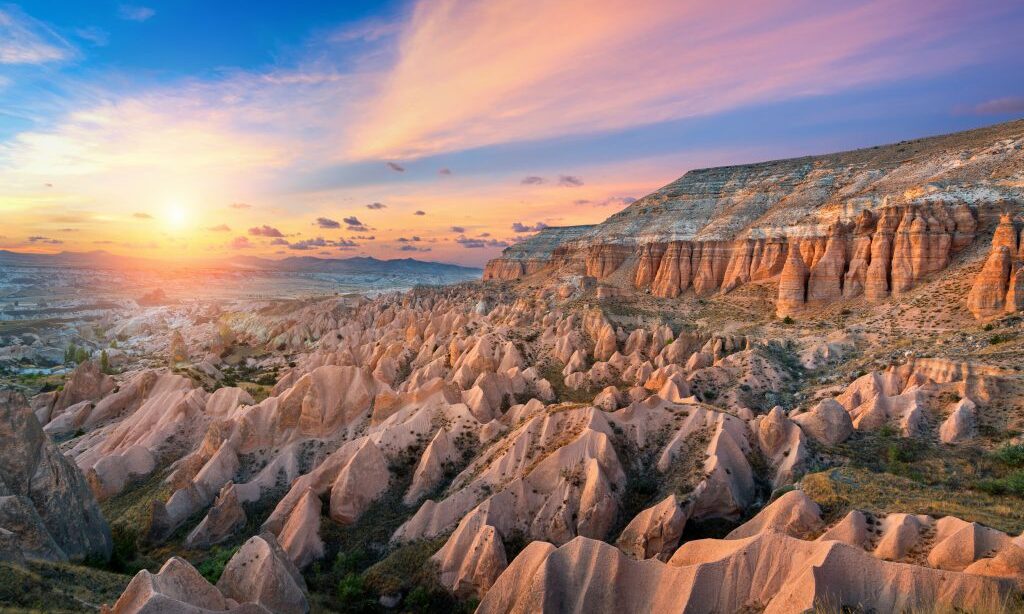 Kapadokya kamp alanları Kızılçukur Vadisi gün batımı