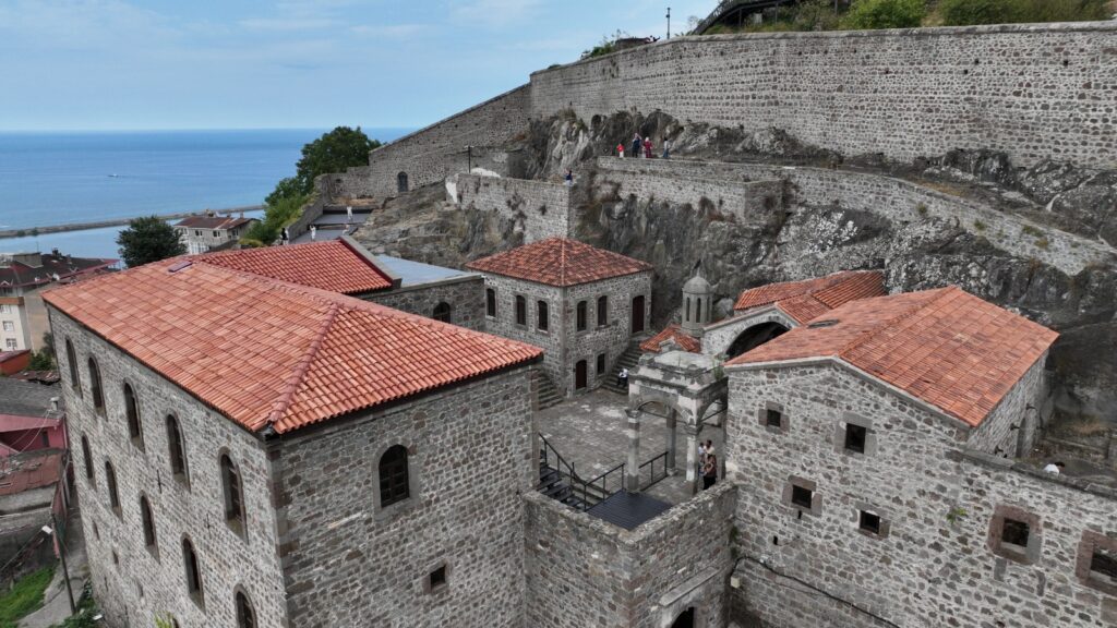 Kızlar Manastırı Boztepe Trabzon tarihi yerler manzara