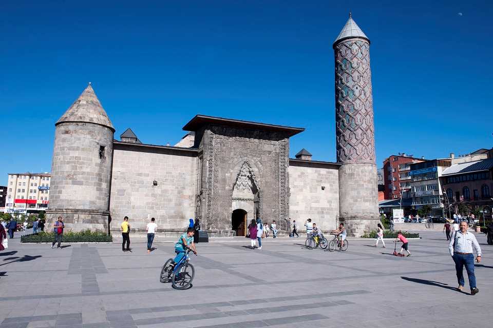 Yakutiye Medresesi Erzurum gezilecek yerler çini
