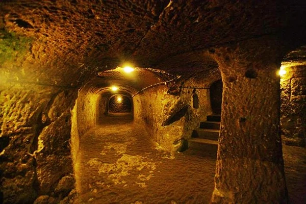 Dünyanın En Büyük Yeraltı Şehri: Nevşehir Derinkuyu Dünyanın En Büyük Yeraltı Şehri: Nevşehir Derinkuyu